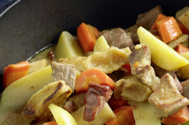 Potée avec viande et fruits séchés