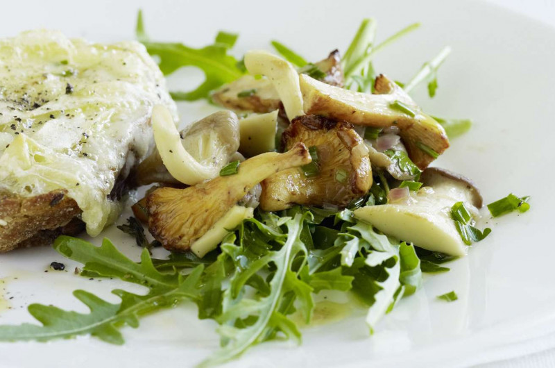 Salade de champignons avec toast au fromage