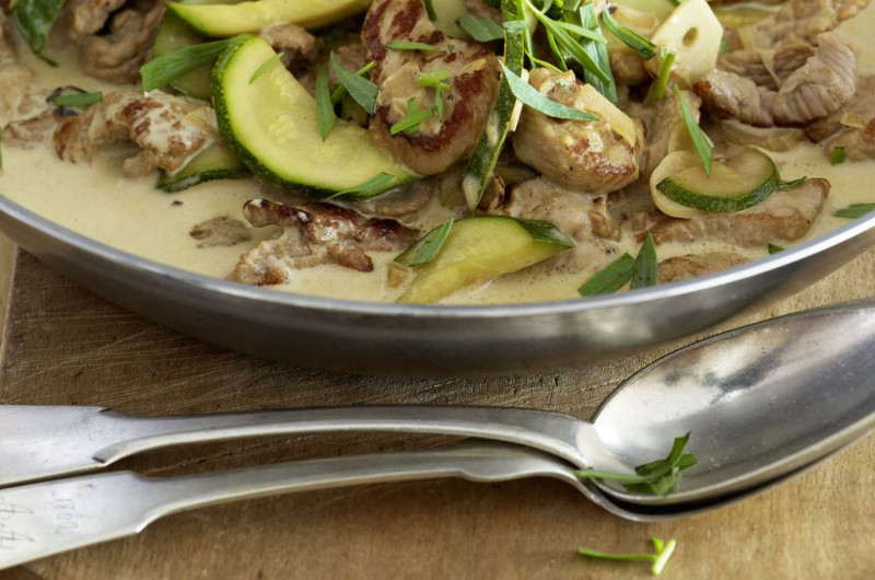 Emincé de veau à l’estragon avec sauce aux courgettes