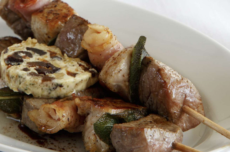 Brochette de viande, beurre aux noix et aux pruneaux séchés