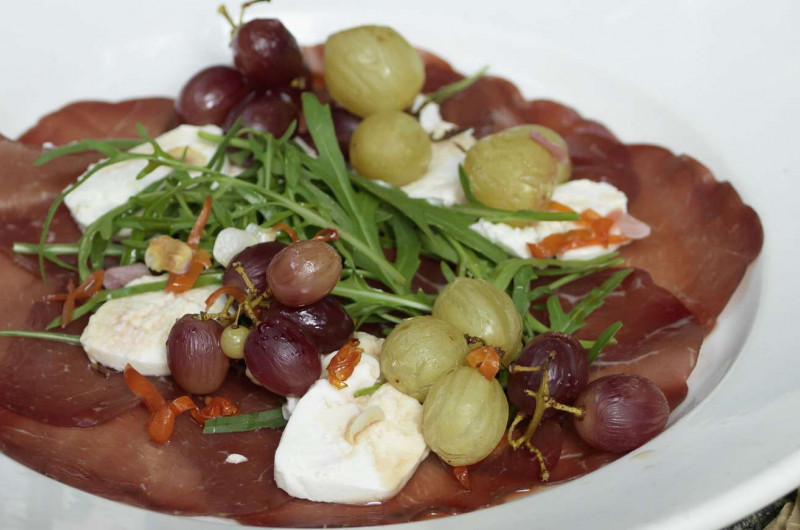 Carpaccio de bresaola avec raisins au four