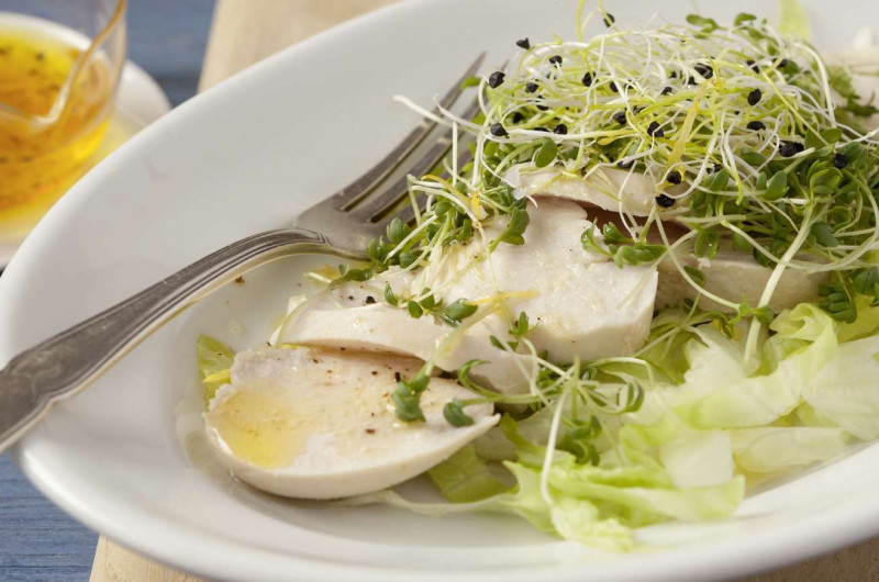Poitrine de poulet pochée avec pousses d'oignon