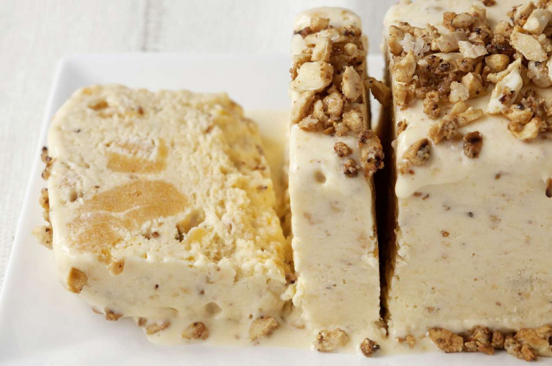 Parfait aux amandes et au caramel avec abricots