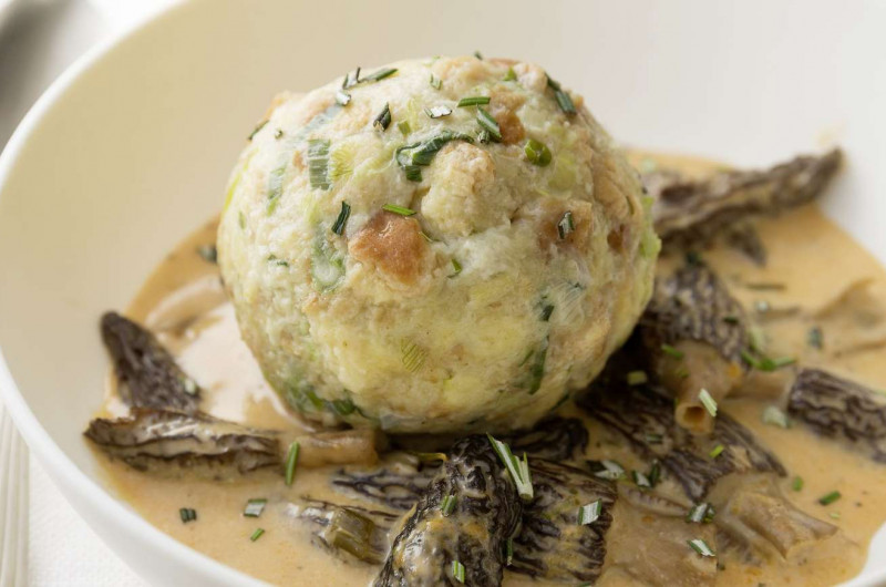 Knödel aux oignons nouveaux sur sauce aux morilles
