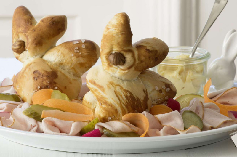Lapin saumuré en parterre de légumes et de fromage d'Italie
