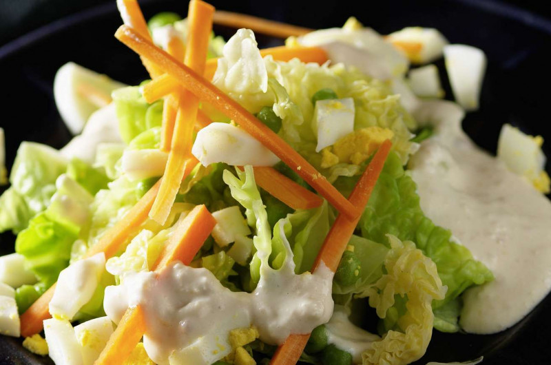 Salade de chou avec sauce aux cacahouètes