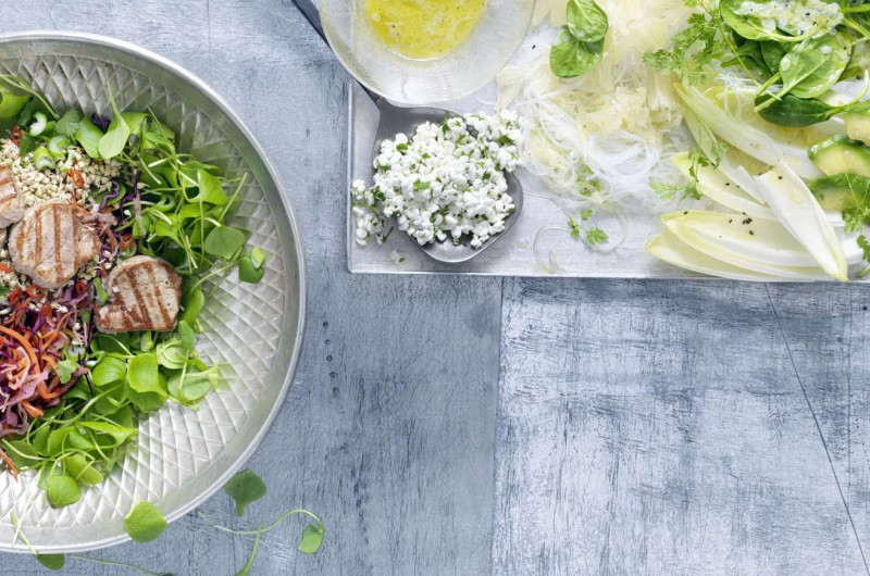 Salade de choux avec médaillons de porc