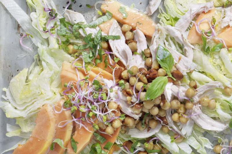 Laitue iceberg avec papaye et poulet