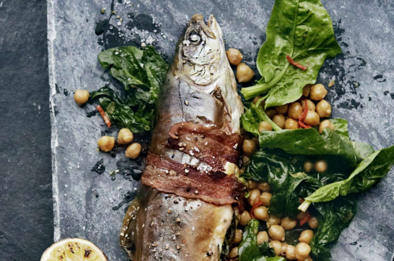 Omble chevalier au lard avec épinards et pois chiches caramélisés