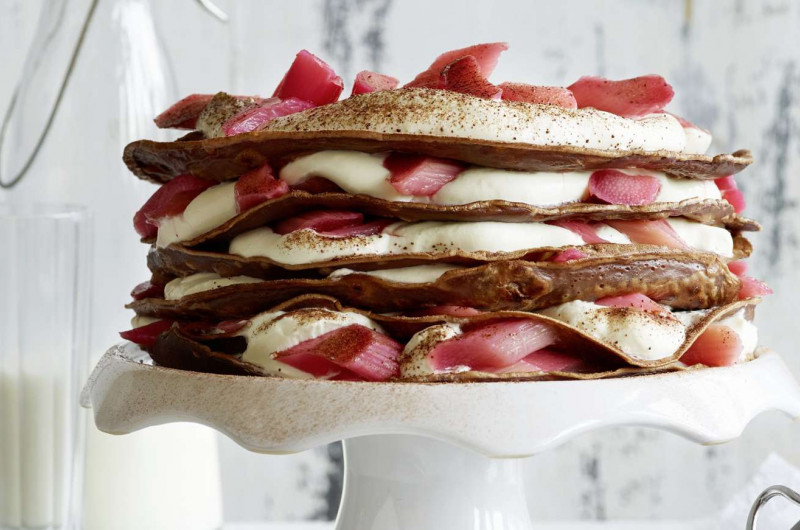 Pile de crêpes à la rhubarbe et au cacao