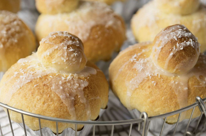 Brioches à la noix de coco avec cœur en chocolat