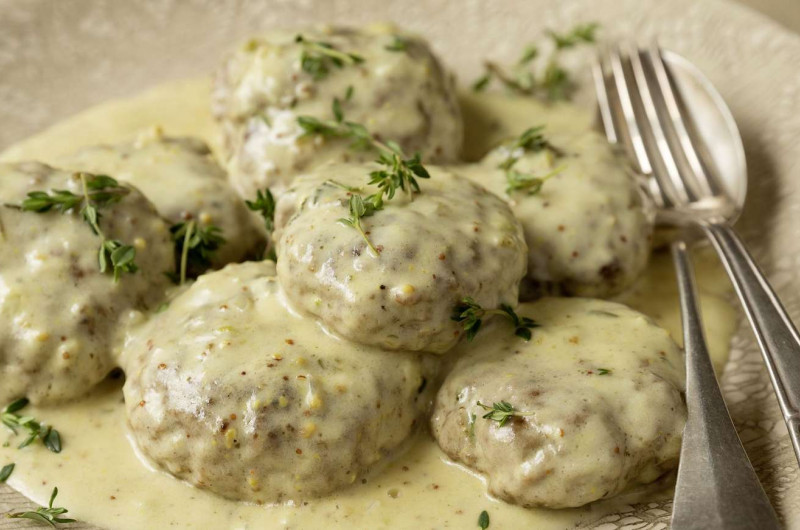 Galettes de viande hachée avec sauce au parmesan