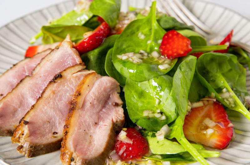 Salade d'épinards et de fraises avec magret de canard