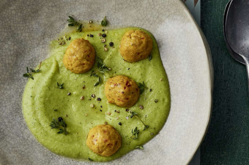 Boulettes de poulet au safran avec purée d’avocat et de courgettes