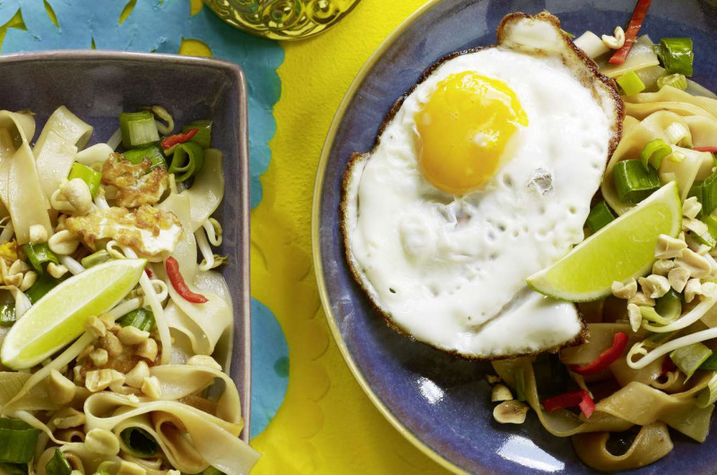 Nouilles de riz sautées avec œuf au plat