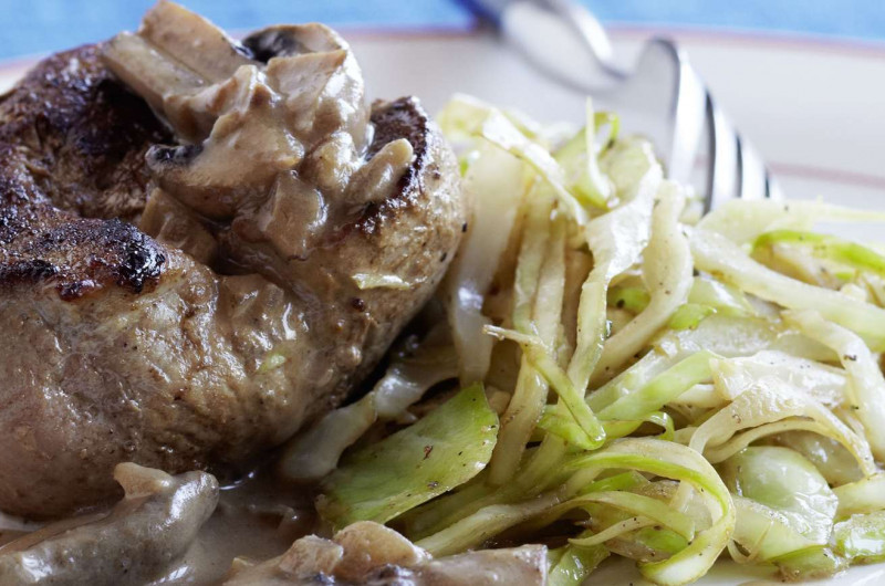 Médaillon de porc sur lit de chou blanc