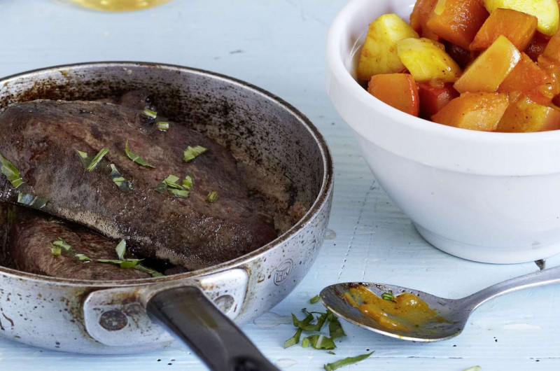 Courge et pomme en légumes avec tranches de foie de veau