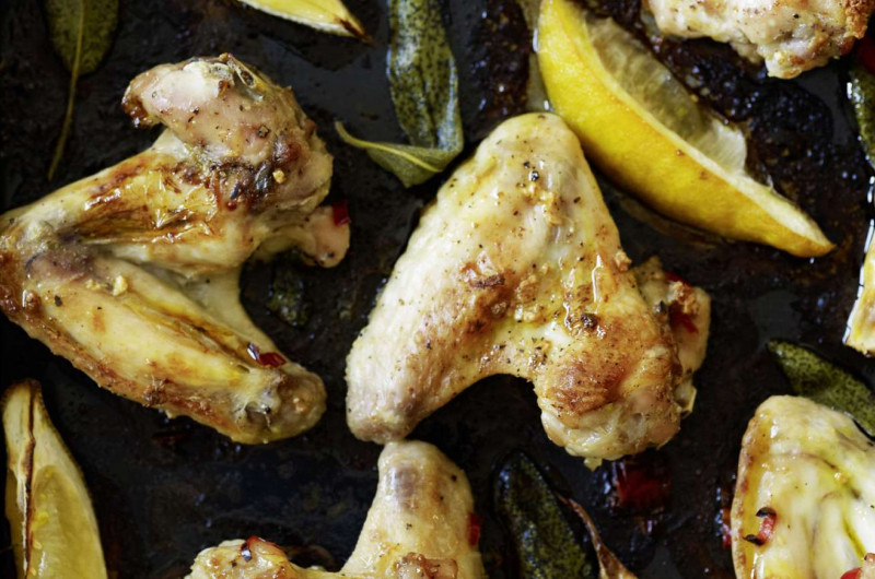 Ailerons de poulet croustillants avec citron et sauge