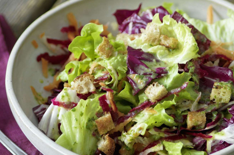 Salade mêlée avec sauce à l’ail des ours