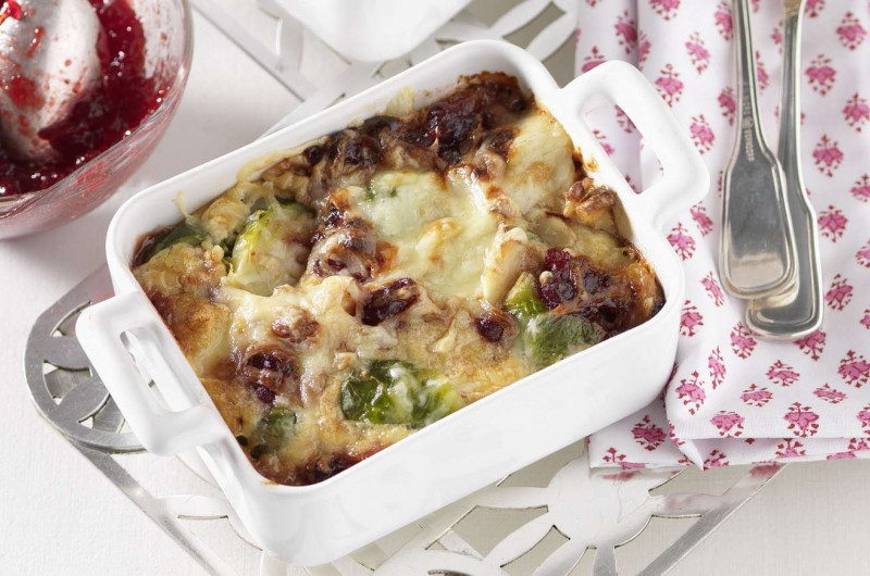 Gratin de choux de Bruxelles aux airelles et au fromage