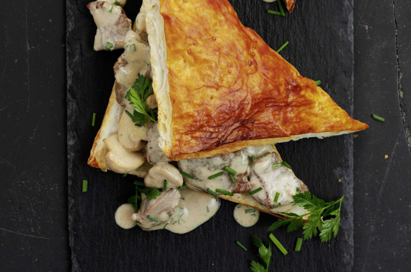 Feuilleté de quasi d’agneau à la sauce aux herbes