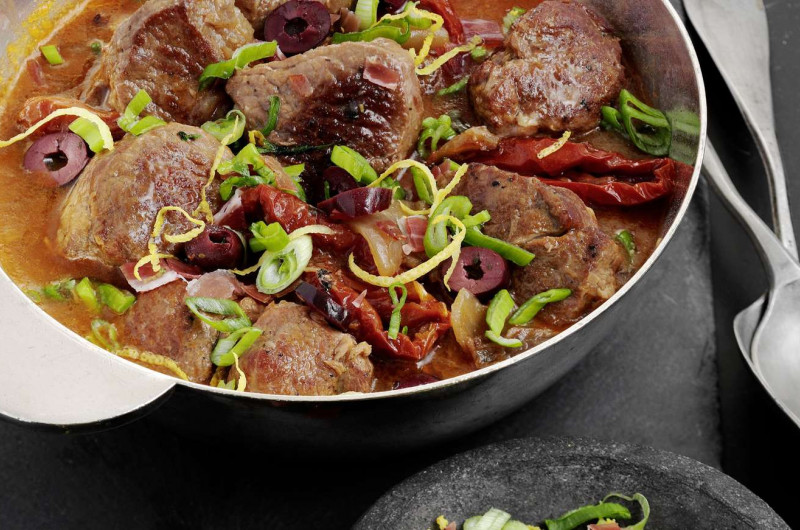 Ragoût d’agneau avec gremolata au jambon cru et aux olives