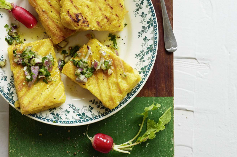 Polenta grillée avec sauce aux herbes