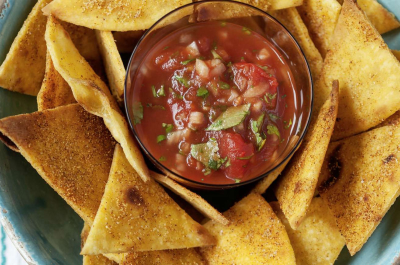Chips de tortillas maison avec sauce tomate