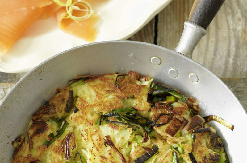 Rösti de pommes de terre et de poireau avec saumon fumé