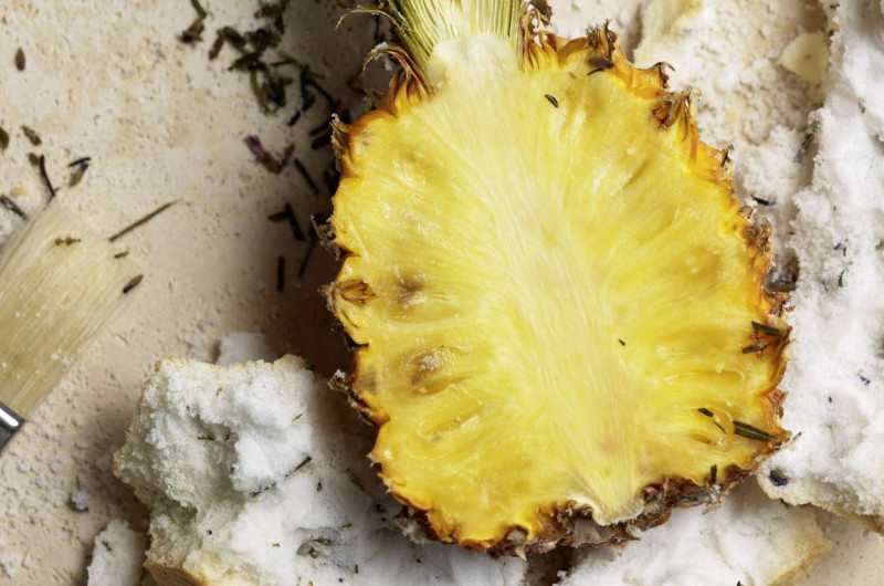 Ananas en croûte de sel à la lavande