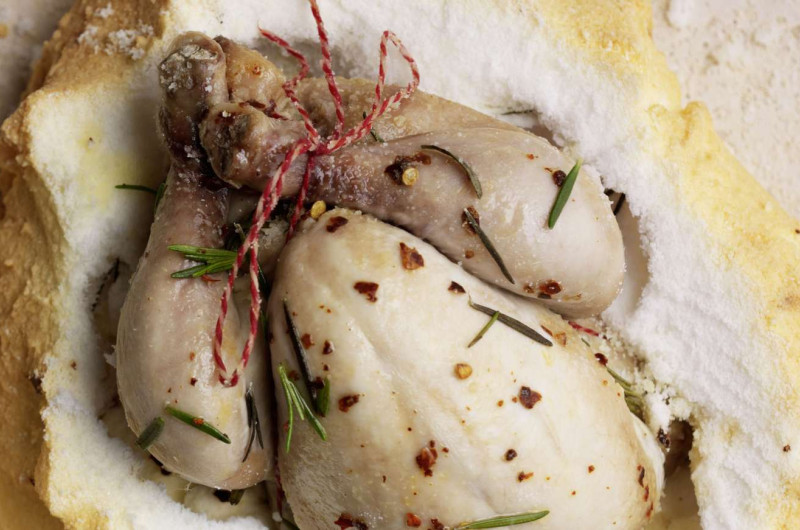 Coquelet au romarin en croûte de sel pimenté