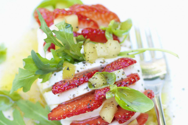 Salade de fraises et de mozzarella