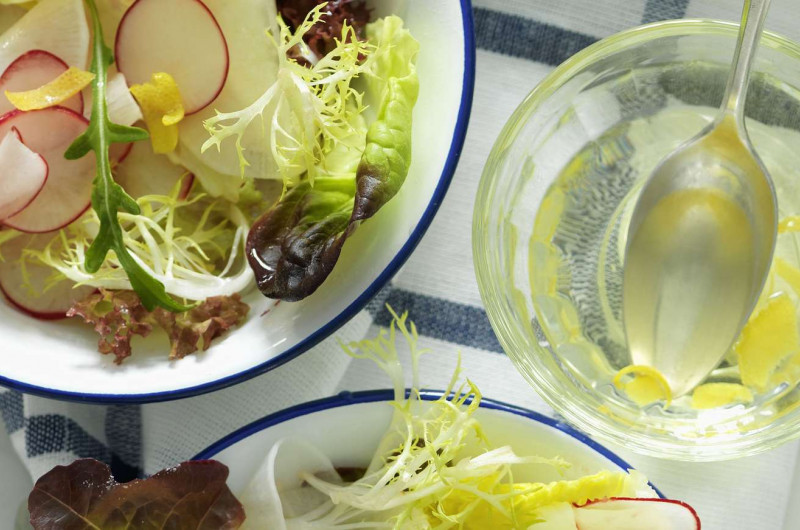 Salade avec vinaigrette au citron