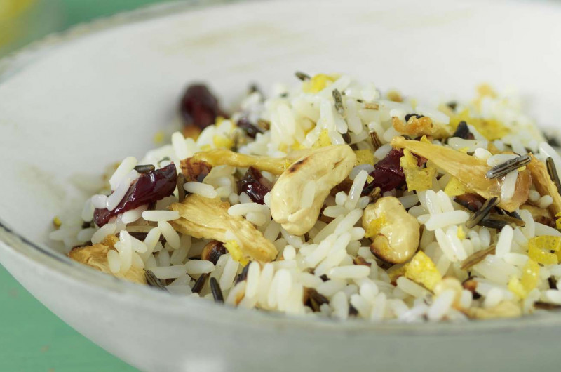 Mélange de riz et de noix avec citron