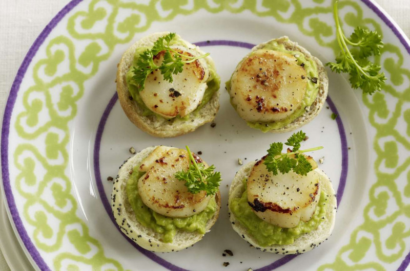 Mini-petits pains avec avocat et coquilles saint-jacques