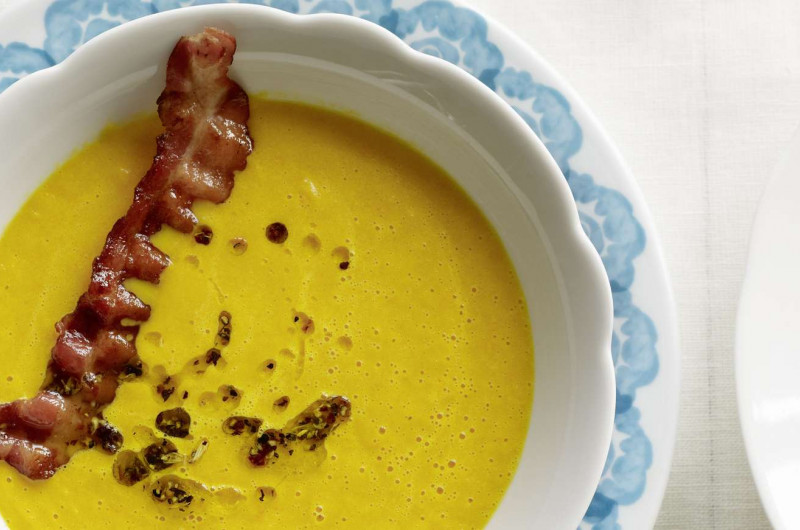 Velouté aux carottes avec huile poivre et fleurs et croustillant de lard