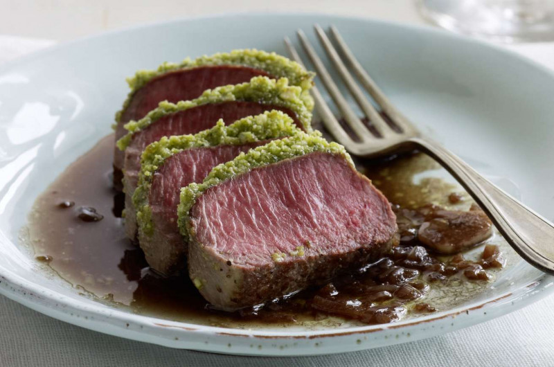 Filet d’agneau avec croûte aux pignons et à la menthe