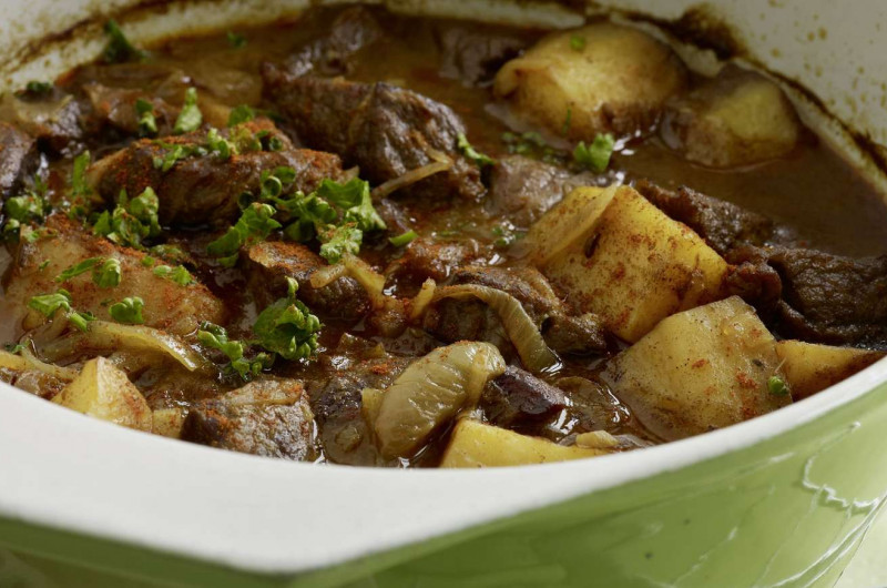 Goulache au bœuf avec oignons et pommes de terre