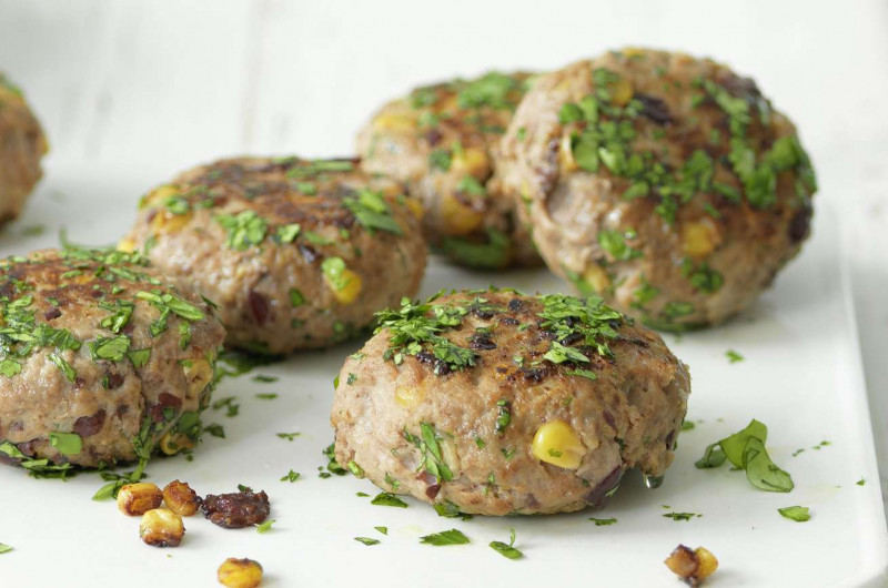 Burger de viande hachée avec haricots et maïs