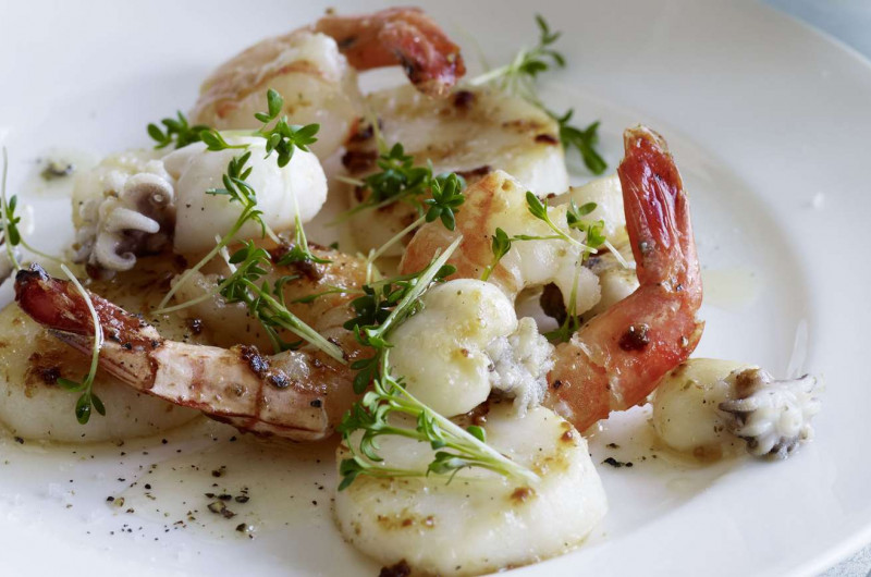 Fruits de mer grillés avec huile de noisette et cresson