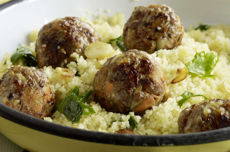 Boulettes de viande hachée et de légumes avec couscous
