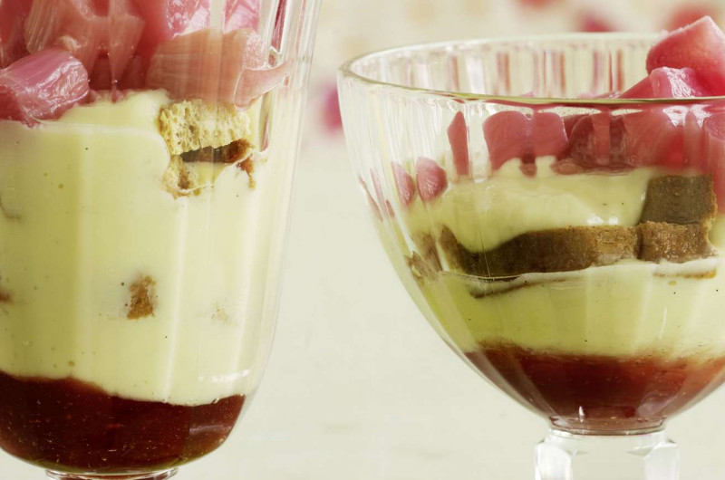 Crème vanille avec zwieback à la rhubarbe