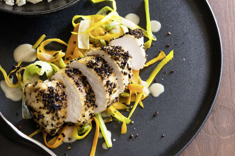 Poitrine de poulet avec croûte et sauce au café