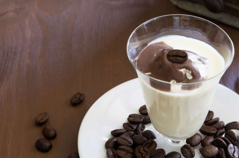 Panna cotta au café avec sauce café-chocolat
