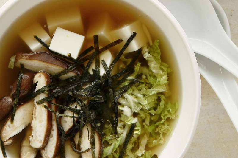 Fond au gingembre avec chou chinois, champignons et tofu soyeux