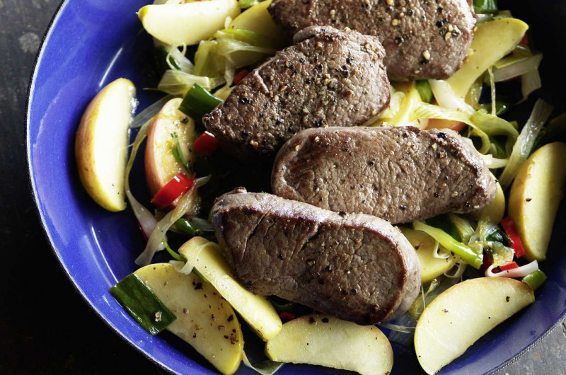 Escalopes de chevreuil sur pommes flambées