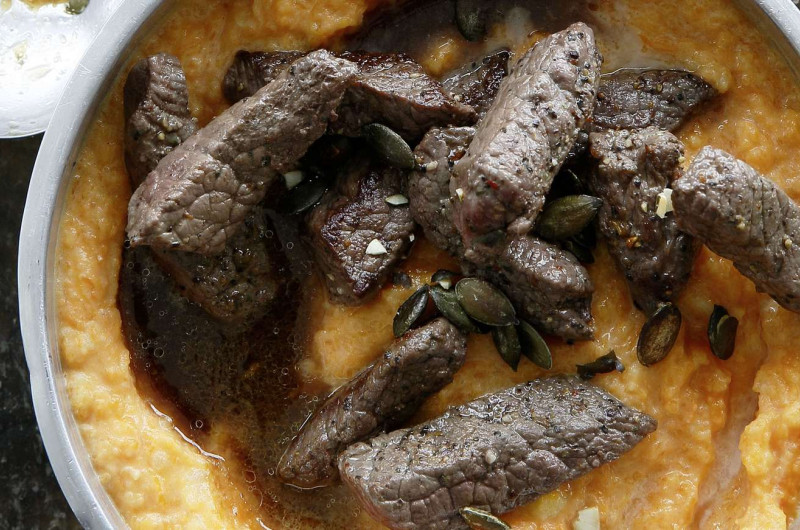 Purée de courge avec lanières de cerf