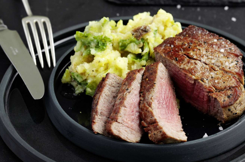 Médaillons de bœuf avec écrasée de pommes de terre et de chou frisé