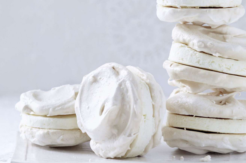 Meringues avec glace à la double crème