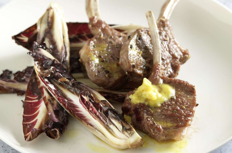 Côtelettes d’agneau sur lit de trévise